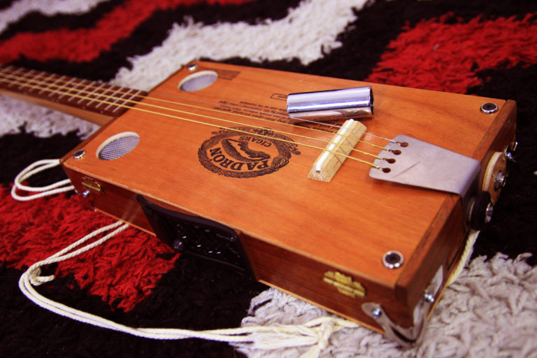 cigar box guitar débutant