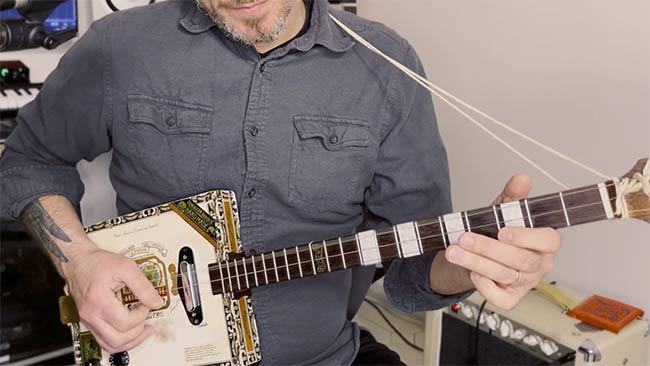 Apprendre à jouer de la Cigar Box Guitare, apprenez à jouer du Blues pour débutant. apprendre à jouer de la cigar box guitare, pour débutant, cigar box 3 ou 4 cordes.