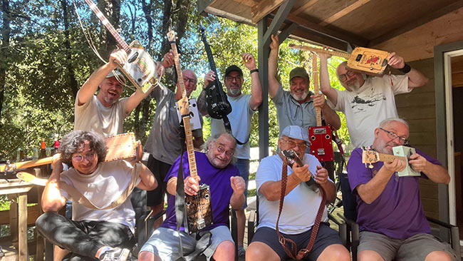 Membres du Cigar Box Guitar Club réunis pour apprendre et partager leur passion de la Cigar Box Guitar