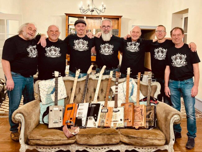 Photo de groupe des membres du Cigar Box Guitar Club